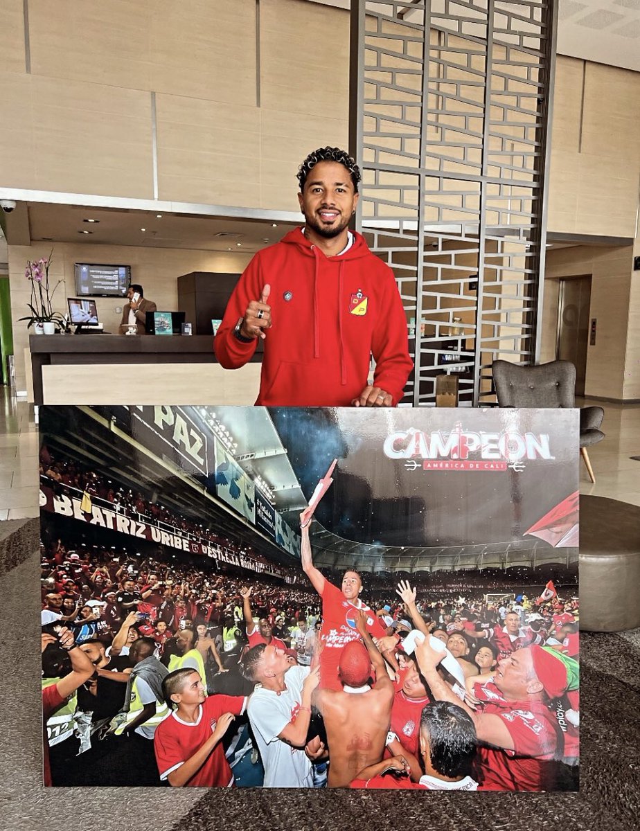 BoecklerA's tweet photo. Y si, es que como no ibas a tener esa foto enmarcada? Es la foto con mas aura en la historia del fútbol 🤌🏼👹 https://t.co/zTsHiQjOpr