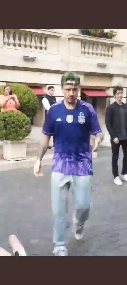 ArgentinaLiamP's tweet photo. No saben lo feliz que estamos, todo lo que renegamos con la página de afa por la camiseta, buscando por tiendas o otras páginas, el talle, el color, poniendo un poquito cada una para regalársela y que hoy al fin la tenga puesto DIOOS LLORANDO ESTAMOS 🇦🇷😭 https://t.co/YJq5Bw7P9c