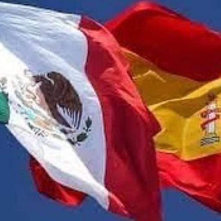reunificacion_'s tweet photo. 𝐂𝐀𝐑𝐓𝐀 𝐃𝐄 𝐔𝐍 𝐌𝐄𝐗𝐈𝐂𝐀𝐍𝐎 𝐃𝐄 𝐁𝐀𝐑𝐂𝐄𝐋𝐎𝐍𝐀 𝐀 𝐋𝐎𝐏𝐄𝐙 𝐎𝐁𝐑𝐀𝐃𝐎𝐑

«Gracias, España, por nuestra fe, por nuestro Diosito, nuestra Virgen de Guadalupe, nuestras procesiones, nuestras cofradías, todas de nombre español.

Gracias, España, por nuestros misioneros, nuestros frailes y jesuitas que llegaron de España para educar nuestros cuerpos y nuestras almas; por la primera misa en Cozumel, por los 12 franciscanos de fray Martín de Valencia, por fray Motolinía, fray Andrés de Olmos, fray Bernardino de Sahagún, fray Gerónimo de Mendieta, el penitente fray Antonio de Roa, fray Juan de Zumárraga; por los beatos mártires de Tlaxcala, indios cristianos asesinados en 1527 por confesar a Cristo; por el beato Sebastián de Aparicio, el de las carretas; y por San Felipe de Jesús, mexicano mártir en Japón a los 24 años en 1597; por San Pedro de San José, por los mártires jesuitas ensanchadores de México; y por fray Antonio Margil el de los pies alados; y hasta San Junípero Serra, el misionero del norte.

Gracias, España, por estar por encima de tu tiempo y de la Inglaterra u Holanda, y subordinar los objetivos mercantilistas de la Conquista a «la predicación del Evangelio» y al ascenso civilizatorio, como estableció Felipe II en sus Ordenanzas de 1573.

Gracias, España, por nuestros reyes, que nos dieron las Leyes de Indias para ordenar a virreyes, presidentes, audiencias, gobernadores y justicias reales, arzobispos y prelados eclesiásticos «no recibir agravio alguno en nuestras personas y bienes, y ser justamente tratados», mientras en las 13 colonias inglesas se masacraba a los indios.

Gracias, España, por el exagerado Bartolomé de Las Casas y el justo Francisco de Vitoria.

Gracias, España, por nuestra raza, por mezclar tu sangre con la nuestra, desde Martín Cortés -hijo de Conquistador y doña Marina, que recibió del rey el hábito de Santiago- hasta el virrey José Sarmiento, conde de Moctezuma; por rechazar el exterminio y la xenofobia que practicaron los anglosajones en el norte.

Gracias, España, por librarnos del tirano Moctezuma que esclavizaba a 371 pueblos mexicanos y los sometía al ídolo antropófago Huitzilopochtli / Huichilobos, al que sacrificaba cada año 20.000 corazones humanos.

Gracias, España, por darnos a nuestro heroico fundador, Hernán Cortés, que conquistó Tenochtitlán con apenas 900 hombres frente a 150.000, y quien se tenía en nada porque «una obra tan grande se acabó por el más flaco e inútil medio que se pudo hallar, porque sólo a Dios fuese atributo».

Gracias, España, por nuestra Real Universidad de México de 1551 que copiasteis de Salamanca, y la de Mérida, y la de Guadalajara, y los colegios y escuelas donde se formó nuestro pueblo.

Gracias, España, por traernos la primera imprenta de América, sucursal de la imprenta sevillana de Cromberger, y el primer libro americano, ‘La Escala espiritual’ de San Juan Clímaco.
 
Gracias, España, por nuestros autores del Siglo de Oro, por nuestro historiador Fernando de Alva Ixtlilxochitl -hijo de los reyes de Acolhuacán y Tenochtitlán-, que recogió por orden del virrey la historia de nuestros pueblos indígenas; por nuestro Ruiz de Alarcón nacido en Taxco, comparable en tantas cosas a Lope de Vega y Tirso de Molina; y por Bernardino de Sahagún, que recogió nuestra etnografía en náhuatl en el mismísimo siglo XVI.

Gracias, España, por nuestros Sessé y Mociño, que nos catalogaron más de 1.000 especies de plantas.

Gracias, España, por la Escuela de Minería, el Observatorio Astronómico, el Museo de Historia Natural y otros, que hicieron decir a Alexander von Humboldt que «ninguna ciudad de este continente, sin excepción de las de Estados Unidos, presenta establecimientos científicos tan grandes y sólidos como los de la capital de México».

Gracias, España, por nuestros conventos y campanarios, por las ciudades rectangulares, con su plaza mayor, por Chihuahua, Guanajuato, México, Veracruz, Mérida o Acapulco, por la magnífica Casa de Cortés en Cuernavaca,
