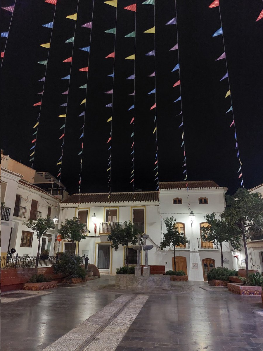 Cerveza fría, buenos vinos y variedad en la carta. Así es 'La Traviesa', un restaurante local con vistas increíbles en pleno casco histórico de Salobreña. Hay días que tienen espectáculos de flamenco 💃💃💃 #vivesalobreña