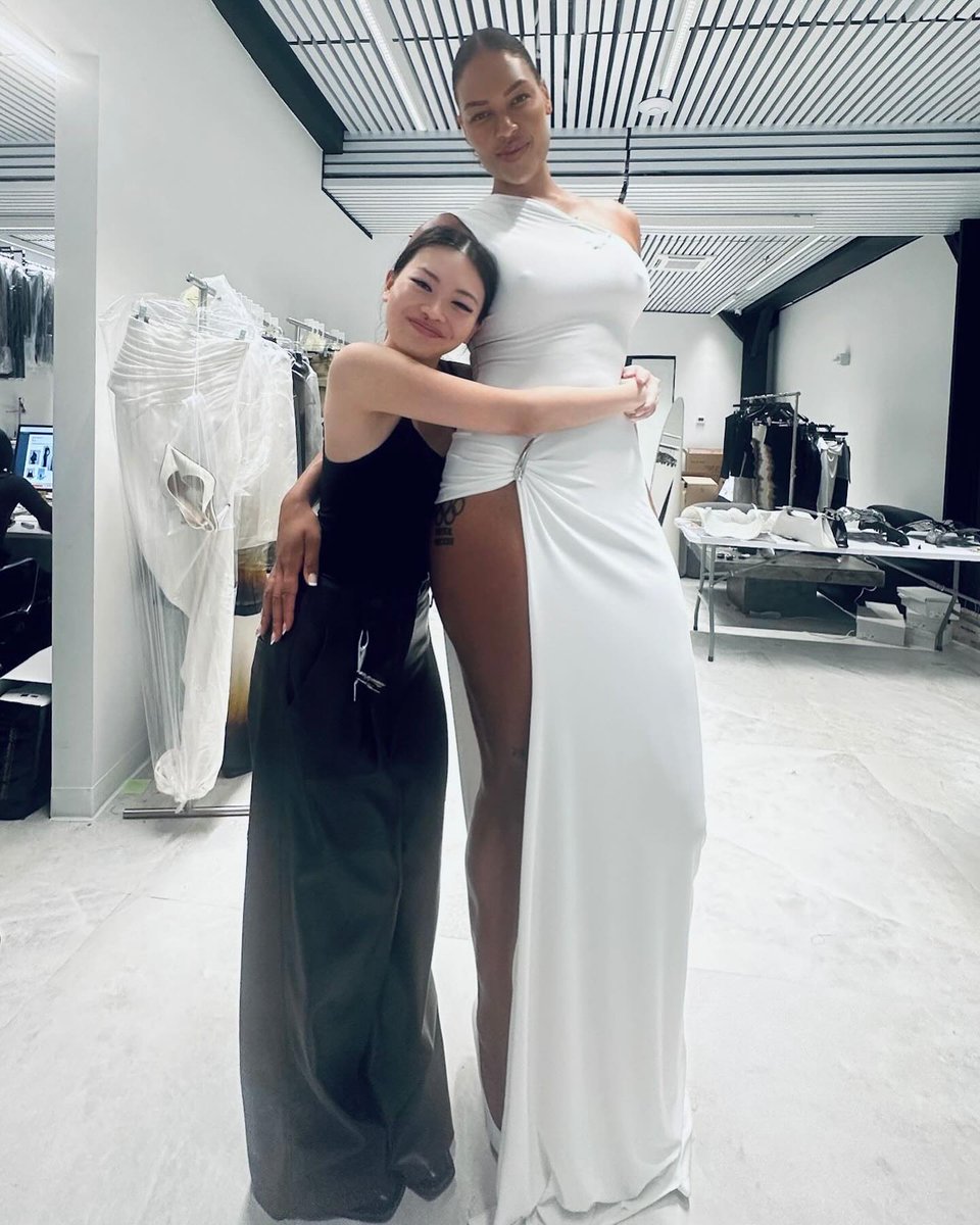 amazonsofoz's tweet photo. Statuesque #6ft8 Liz Cambage (Australia) π¦πΊ She's truly the world's hottest Fashion Model in her height category! #TallWomen #TallGirls #TallModels #203cm #Ebony #Fashion π https://t.co/psmpV7AqW2