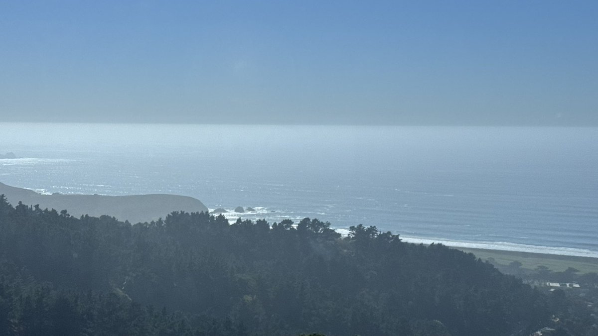 Finally <a href="/KarlTheFog/">karl the fog</a> is dropping in of the coast. <a href="/NWSBayArea/">NWS Bay Area 🌉</a>