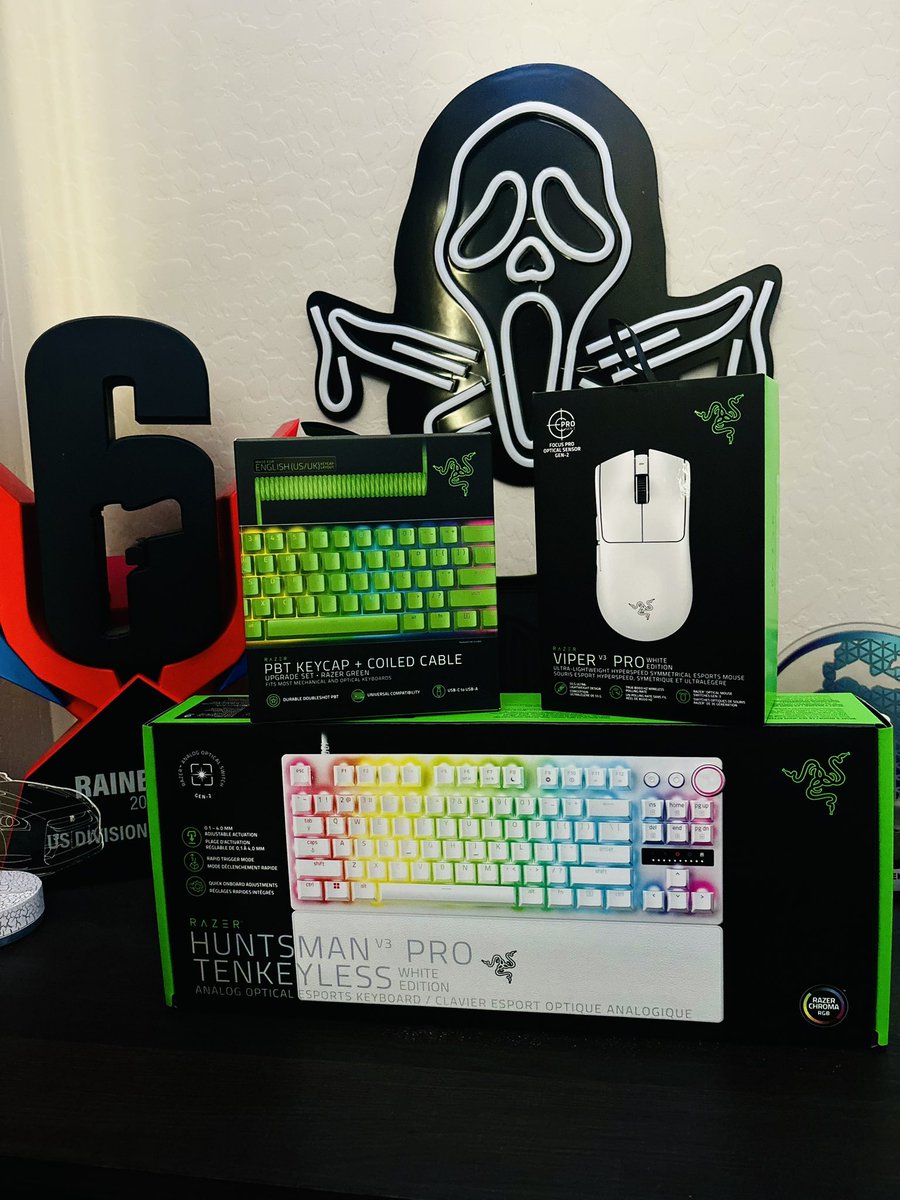 Shout out to <a href="/Razer/">R Λ Z Ξ R</a> for the care package I cannot wait to try these out🔥🔥🔥