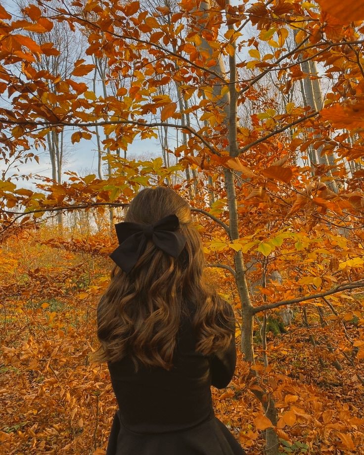 NevandoPalabras's tweet photo. «La estampa es preciosa: ella de espaldas, envuelta en una manta y tomando su café, con el paisaje de fondo teñido de todos los tonos de naranja y marrón posibles». 

#ProyectoHazel (15K) 🍂✨🐴🧡 https://t.co/z2VL4f2Ywh
