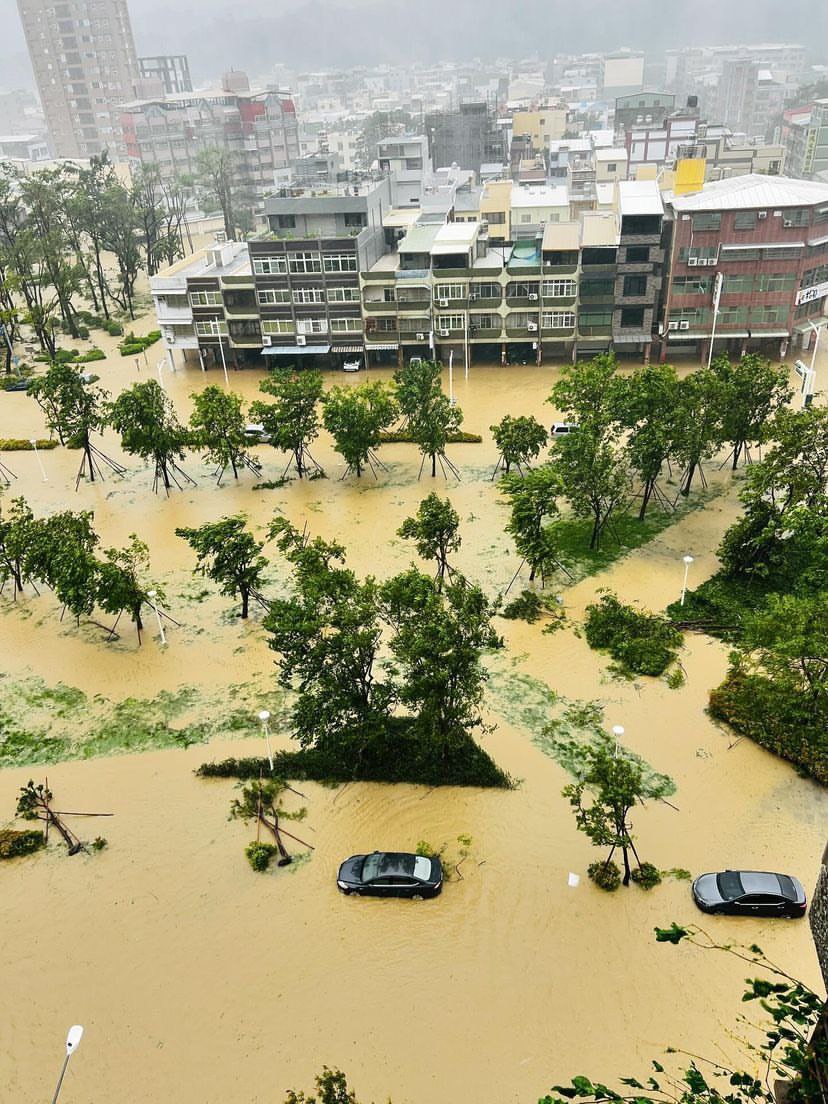 p3ns4r3sgr4t1s's tweet photo. Heavy #flooding due to extreme rainfall in Kaohsiung of the southern #Taiwan 🇹🇼 (03.10.2024) https://t.co/NYedlZdEMy