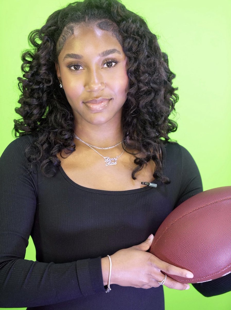 thedonnirae's tweet photo. Your favorite reporter🏈 https://t.co/2Vm4LcmsY4
