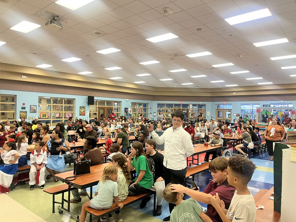 RobinKing11's tweet photo. Hispanic Heritage Night at RSE was full of music, food, art and MOST importantly families ❤️@KMalatesta_OCPS @DrRahim_Jones https://t.co/A8Q6SiMRiA