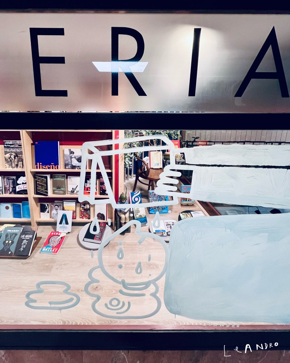 LeandroBarea's tweet photo. Marcapáginas para @LibreriaTrama y su versión de escaparate. 
En papel os lo podéis llevar, el del cristal no les hará tanta gracia pero lo podéis ver allí, en la mejor libreríaaa de todoooos los tiempooos. https://t.co/uCLWpZGATr