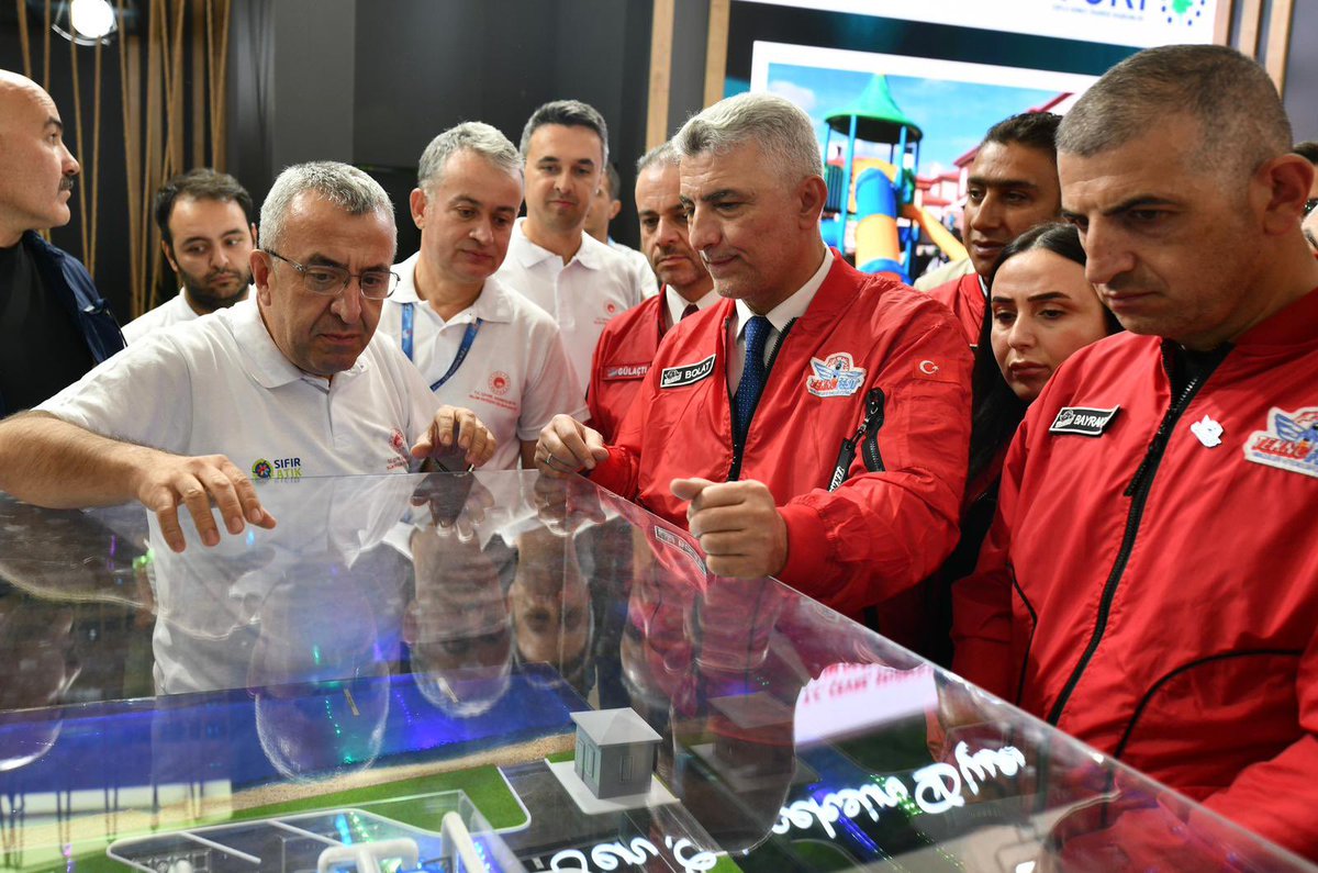 ilbanktr's tweet photo. 🚀#TEKNOFEST 2024 etkinlikleri kapsamında, Ticaret Bakanı Sn. @omerbolatTR, Adana Valisi Sn. @yskosger, ve Baykar Genel Müdürü Sn. @haluk İlbank standımızı ziyaret etti.

Genel Müdür Yardımcımız İzzet Günal, Balıkesir Avşa’da ileri teknoloji kullanarak inşa ettiğimiz içme-kullanma suyu temini amaçlı deniz suyundan ters ozmos yöntemi ile arıtma tesisinin ölçekli modelini tanıttı.