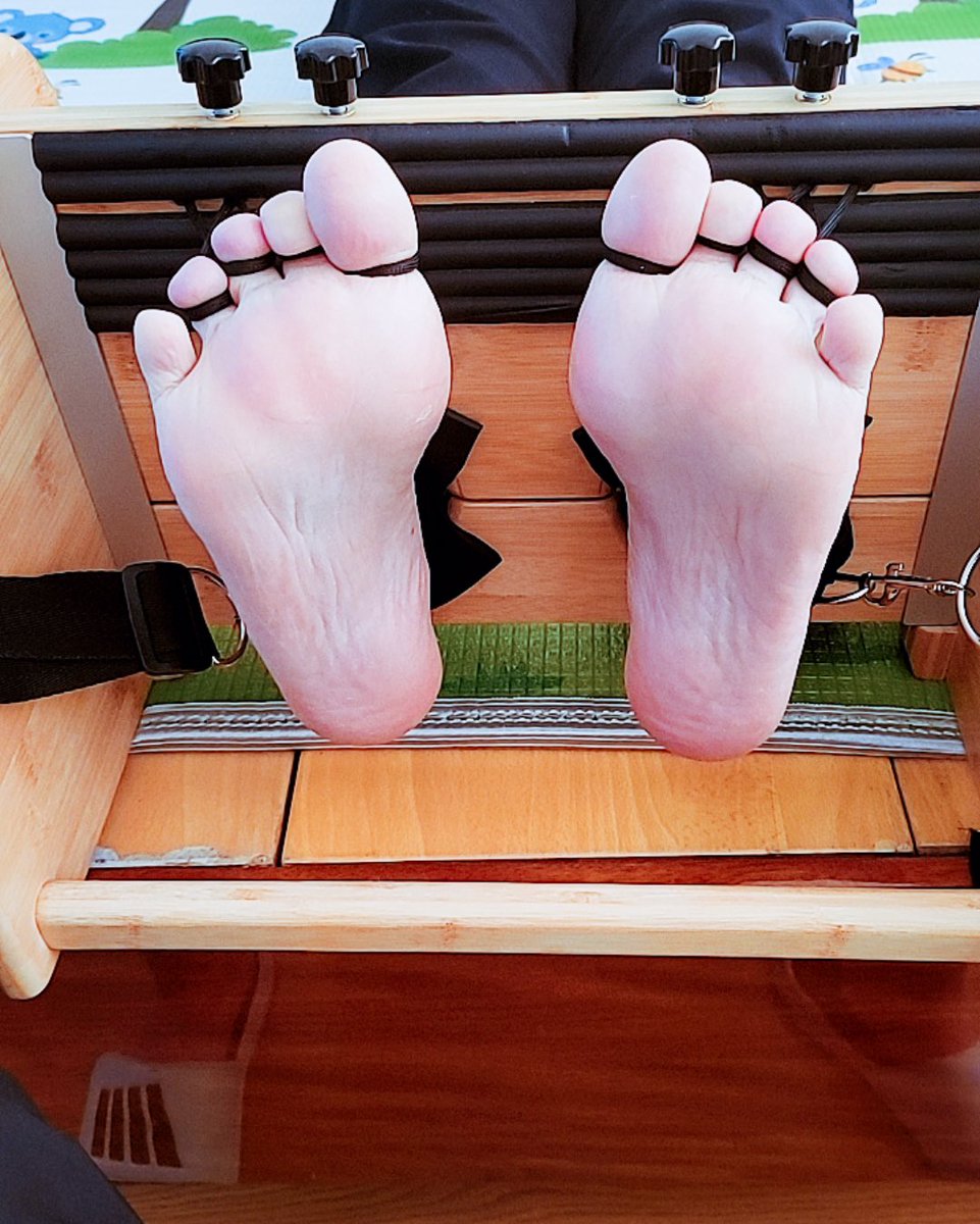 Size2002123's tweet photo. 沈阳的神仙tk同好老板，亲民的价格，专业的服务，已知是tk中的极品了（？
真的很爽，玩一次之后属于是魂牵梦萦，去了还想去，要不是自己有事离开整个国庆我都想常住了。
#tk #挠脚心 #tickling #ticklingfeet #挠痒 
#脚心 https://t.co/IUQT6YejmE