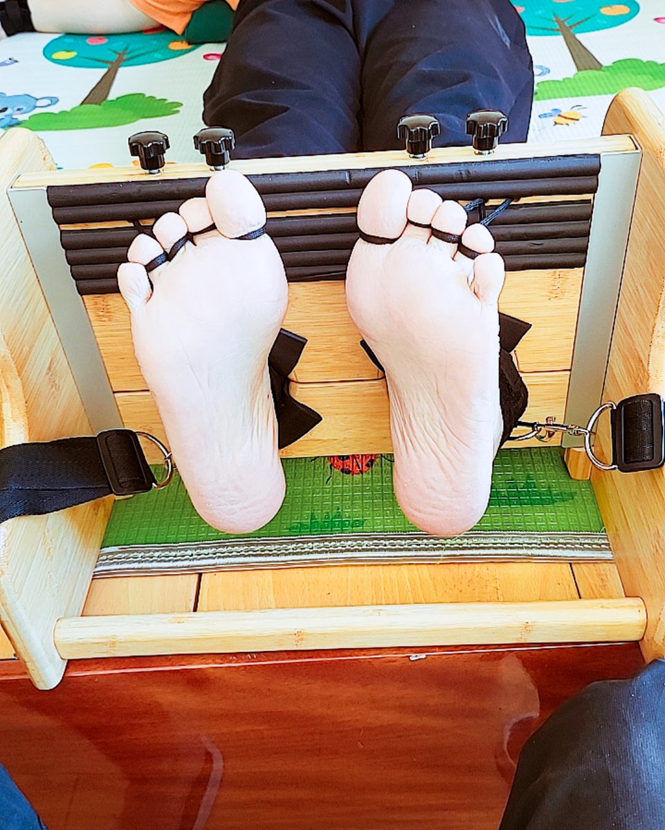 Size2002123's tweet photo. 沈阳的神仙tk同好老板，亲民的价格，专业的服务，已知是tk中的极品了（？
真的很爽，玩一次之后属于是魂牵梦萦，去了还想去，要不是自己有事离开整个国庆我都想常住了。
#tk #挠脚心 #tickling #ticklingfeet #挠痒 
#脚心 https://t.co/IUQT6YejmE