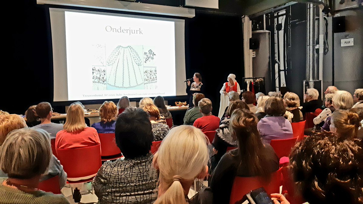 Steenlandzaal <a href="/Chocolafabriek/">Chocoladefabriek Gouda</a> vol met geïnteresseerden voor de lezingenreeks 'Tot op de draad'. Vanavond is het thema 'Historische vrouwenkleding uit de 16e en 17e eeuw', door Martine Teunissen mét live kledingmodellen en een aantal  voorbeeldschilderijen uit <a href="/museumgouda/">MuseumGouda</a>.