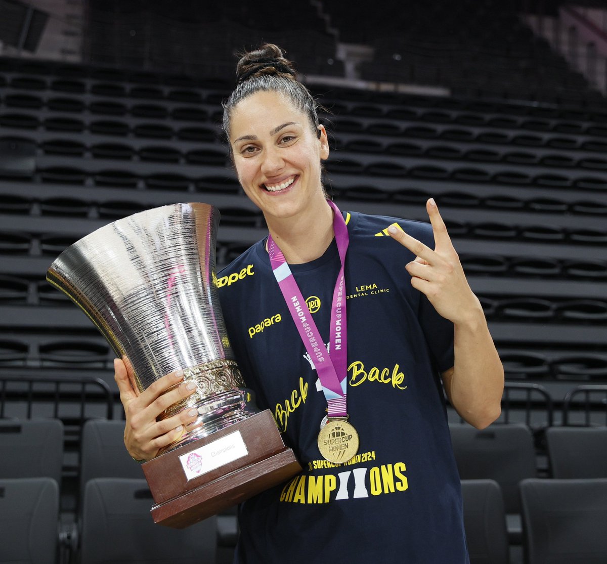 CoachRookie's tweet image. 🏆🥇 Nikolina Milic | @NikolinaMili3

#SuperCupWomen #Fenerbahçe #PotanınKraliçeleri