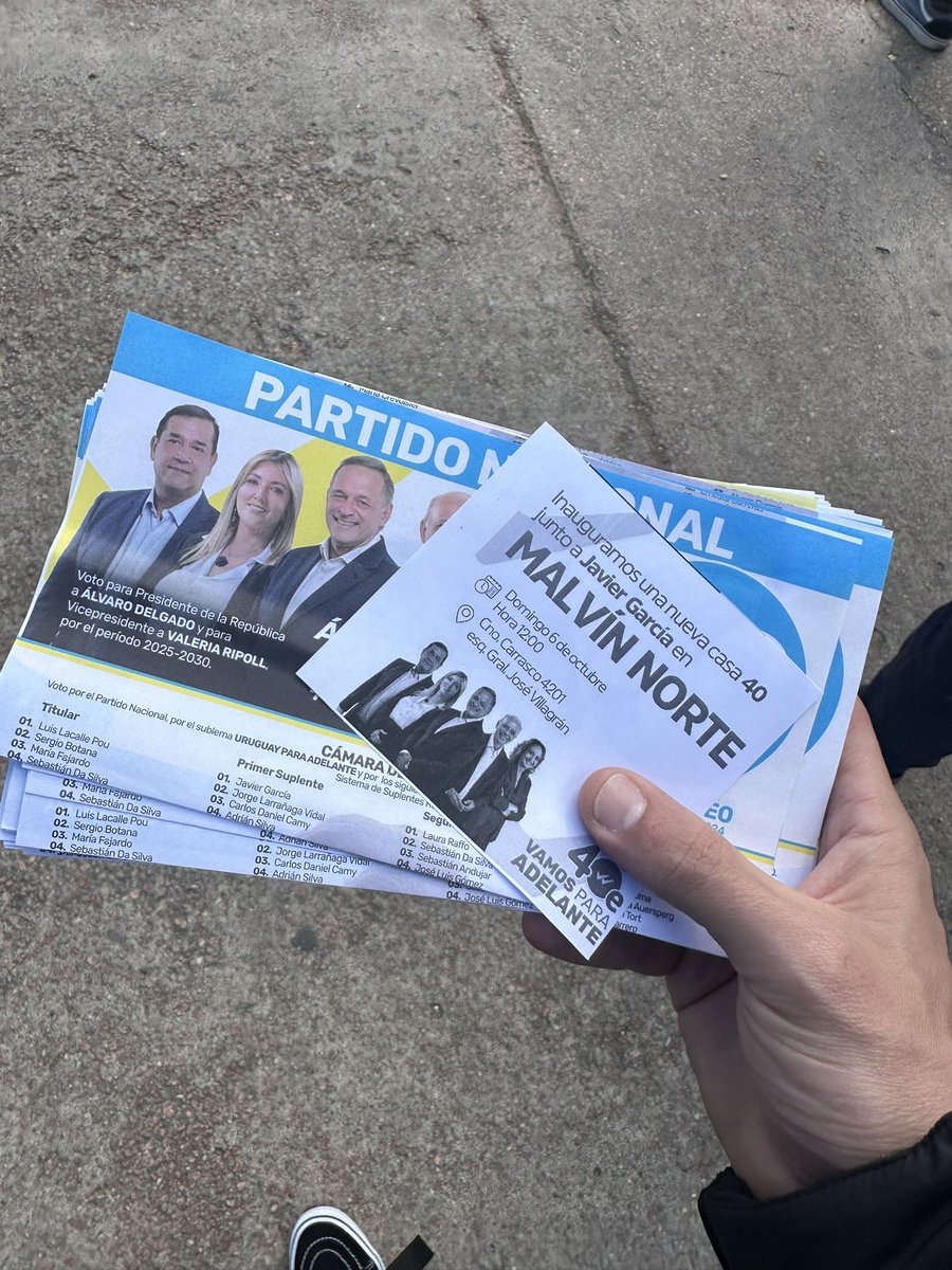 jmartinb40's tweet photo. Estamos en Cno. Carrasco y Veracierto, invitándo a la inauguración de la nueva #Casa40 También aprovechamos para repartir la lista 40 de @AlvaroDelgadoUy junto al mejor equipo @JavierGarcia_Uy @lauraraffo @camboue https://t.co/MbzJXt7JBT