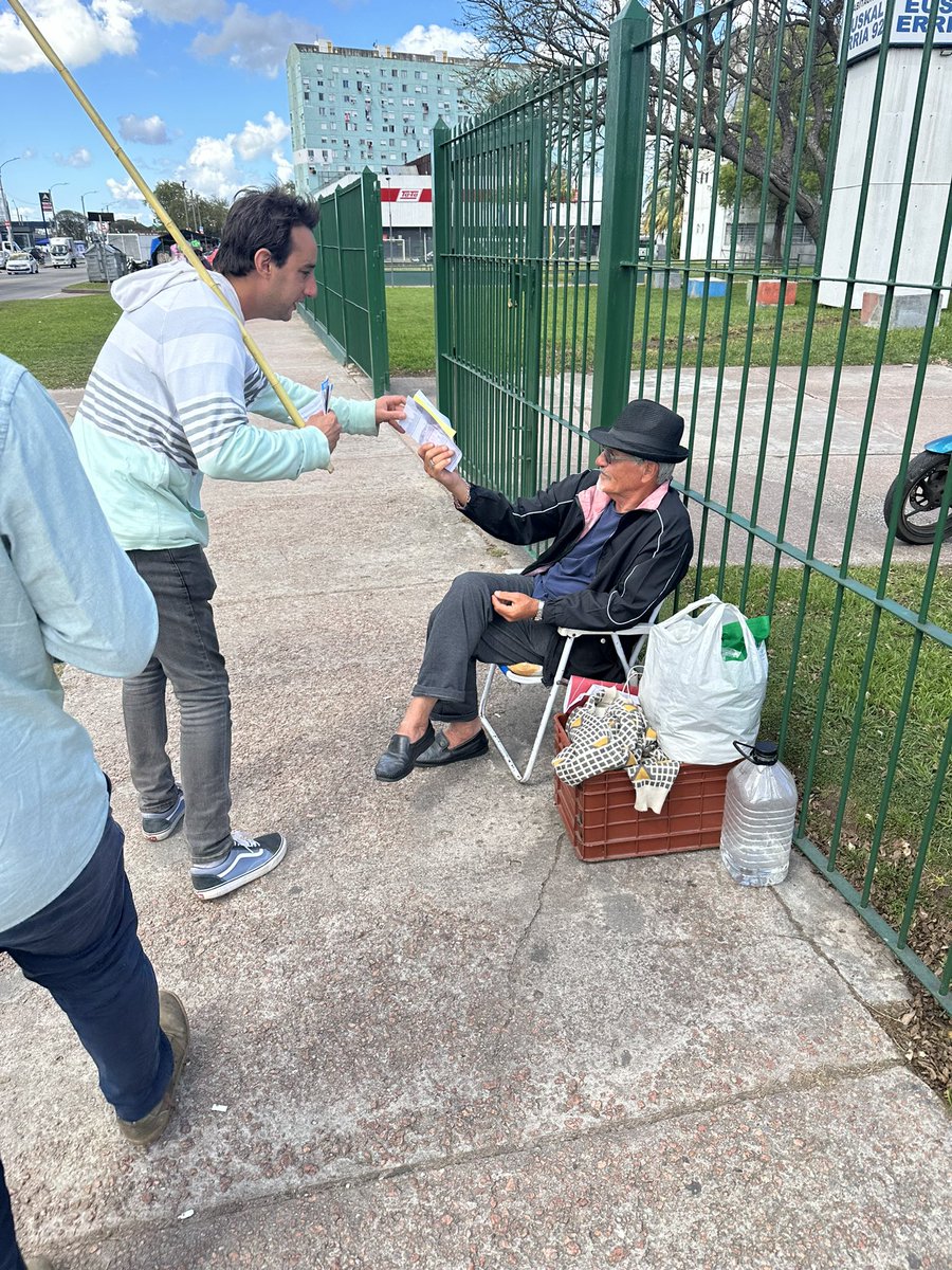 jmartinb40's tweet photo. Estamos en Cno. Carrasco y Veracierto, invitándo a la inauguración de la nueva #Casa40 También aprovechamos para repartir la lista 40 de @AlvaroDelgadoUy junto al mejor equipo @JavierGarcia_Uy @lauraraffo @camboue https://t.co/MbzJXt7JBT