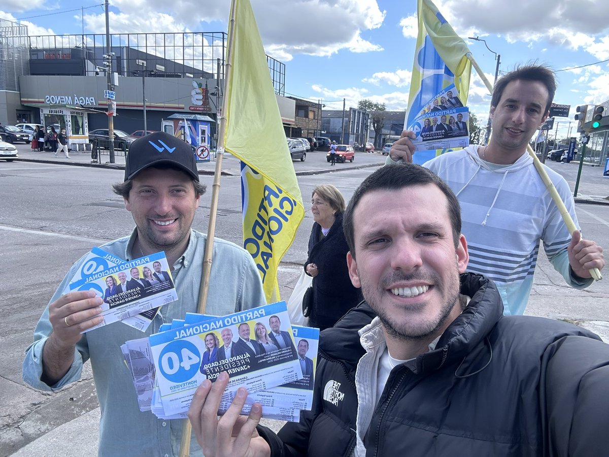 jmartinb40's tweet photo. Estamos en Cno. Carrasco y Veracierto, invitándo a la inauguración de la nueva #Casa40 También aprovechamos para repartir la lista 40 de @AlvaroDelgadoUy junto al mejor equipo @JavierGarcia_Uy @lauraraffo @camboue https://t.co/MbzJXt7JBT