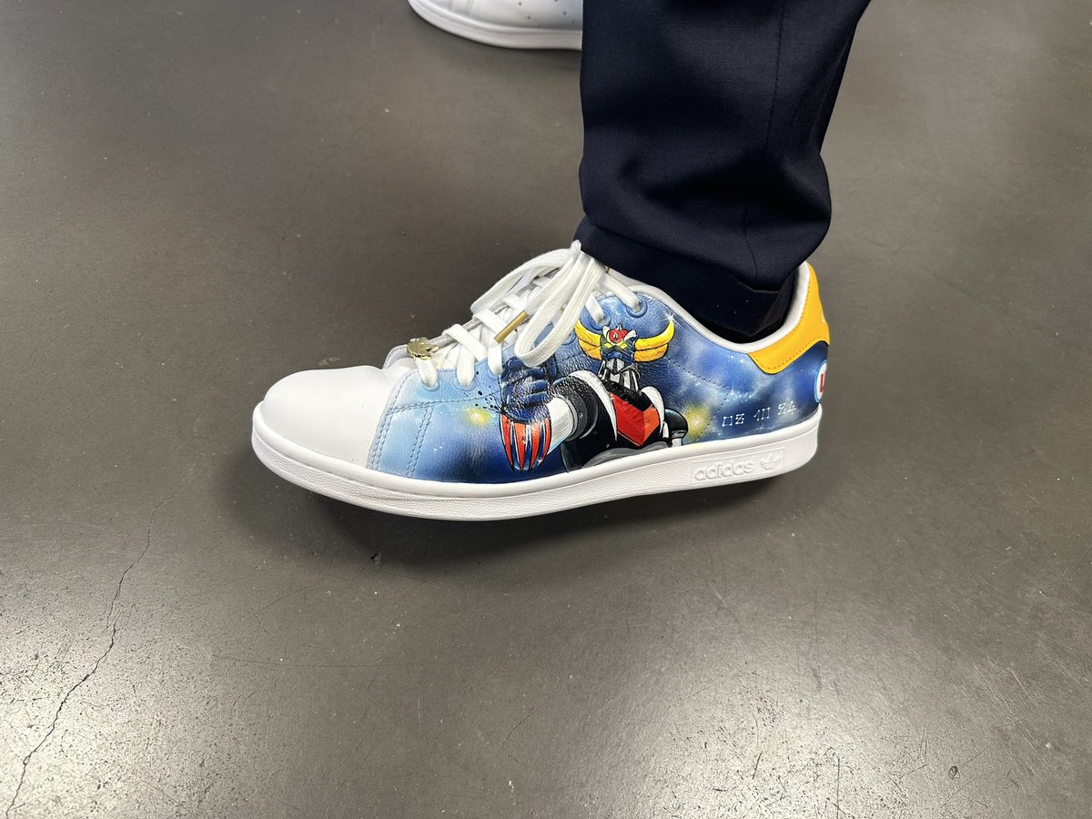 schelcher's tweet photo. Quand subrepticement tu croises quelqu’un qui porte ces chaussures, tu ne peux pas t’empêcher de les prendre en photo. Une vraie petite œuvre d’art… avec Actarus de l’autre côté. Quand je vous dis qu’il y a des fans… https://t.co/wbADftCZLF