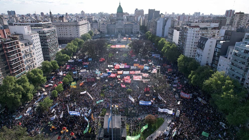 JavierGentilini's tweet photo. Que la cuenten como quieran! Que si estuvo éste o aquél, que si fue una marcha política o corporativa, etc.
Nadie, y menos Milei, va a socavar el compromiso con la defensa de la universidad pública de la gran mayoría de la sociedad argentina! 🇦🇷💪
#UniversidadPublicaSiempre
#UBA https://t.co/0x6ALsjEj5