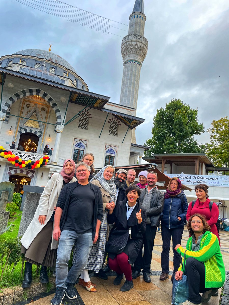 Ju Hoppe (@ju_hoppe) on Twitter photo Gemeinsam unterwegs mit unseren Freund*innen der Synagoge Fraenkelufer, die an ihrem #jüdischen Neujahrstag #RoshHashanah mitgekommen sind zum Moschee-Besuch ... toller Austausch, tolle Stimmung, tolle Gruppe! 🤩
Euch ein Schana Tova!
#interreligiös #Begegnung #together #Berlin Gemeinsam unterwegs mit unseren Freund*innen der Synagoge Fraenkelufer, die an ihrem #jüdischen Neujahrstag #RoshHashanah mitgekommen sind zum Moschee-Besuch ... toller Austausch, tolle Stimmung, tolle Gruppe! 🤩
Euch ein Schana Tova!
#interreligiös #Begegnung #together #Berlin