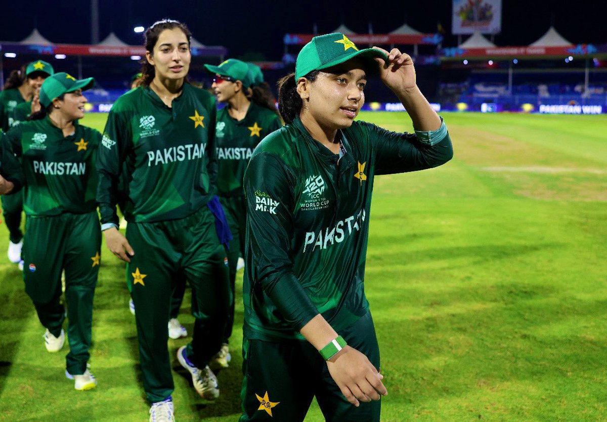 hijaaaab_'s tweet photo. Smiling so big watching Fatima take that Player of the match award. 
First game as a captain at the World Cup. Youngest Captain for Pakistan in a WC. And leading like that from the front. MA! What a moment for her 🤍 https://t.co/aAwLCPLWl2