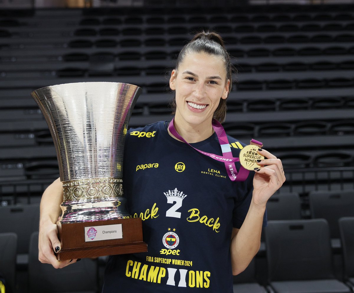 CoachRookie's tweet image. 🏆🥇 Sevgi Uzun | @SevgUzun10

#SuperCupWomen #Fenerbahçe #PotanınKraliçeleri