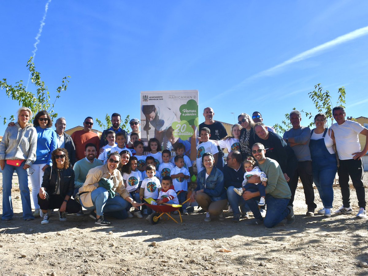 RodrigoMoreras's tweet photo. Segundo año consecutivo en el que @haricaman promueve una plantación de árboles en Añover. Veinte moreras más. Paso a paso entre todos vamos haciendo un municipio más verde. https://t.co/Ssv46plbuR