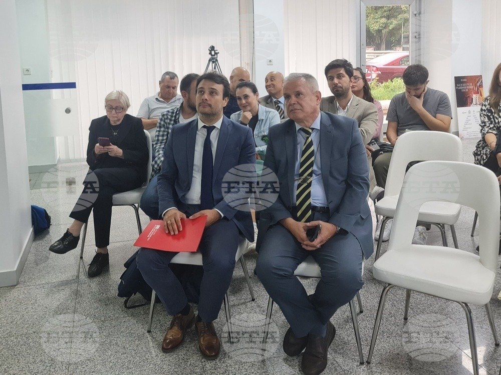 bisavvakfi2000's tweet photo. Vakfımızın çatısı altında kurduğumuz ve Bilge Özcan Hanımın Başkanlığında devam eden BİSAV Sanat Akademisi olarak güzel bir çalışmaya daha imza attık.
Amacımız; Balkanlarla ülkemiz arasında Eğitim, Kültür Sanat ve Spor olmak üzere bir çok alanda köprüler kurmak.
Bunlardan bir tanesi de Sanat alanında olmak üzere devam ediyoruz.
Vakfımızın üyesi ve Ankara Hacı Bayram Veli Üniversitesi Konservatuvar Müdürü Prof. Dr. Vasfi Hatipoğlu, TRT Müzik yapımcısı Alperen İnalgöz ve TRT Bulgarca Spikeri Hatice Ağlaç ile beraber  Bulgaristan Telegraf Ajansı BTA'nın Ankara basın kulübünde LIK dergisinin "Büyük Bas Boris Hristov" Eylül sayısının tanıtımına konuk olduk. 
@tcbestepe @TC_Disisleri @tcmeb @VakiflarGM @AnkaraValiligi @hacibayramedutr  @Ankara_Vakiflar  @MemurSenKonf @sagliksen @SSMahmutFaruk @yukselozkale @MemAnkara @hurriyetcomtr @ntv  @anadoluajansi @ankahabera @trthaber @trtbalkanbhsc @TRTIntl
@haberbgnet @BTAnewsBG @TC_SofyaBE @hasandogan @MuratErcan0606 @_fatihsahin @SirakayaZafer @zeynepyildiztr @sebnembursali @avhalukipek  @isiksadikahmet @EkremSelimler
@kaan_yurteri