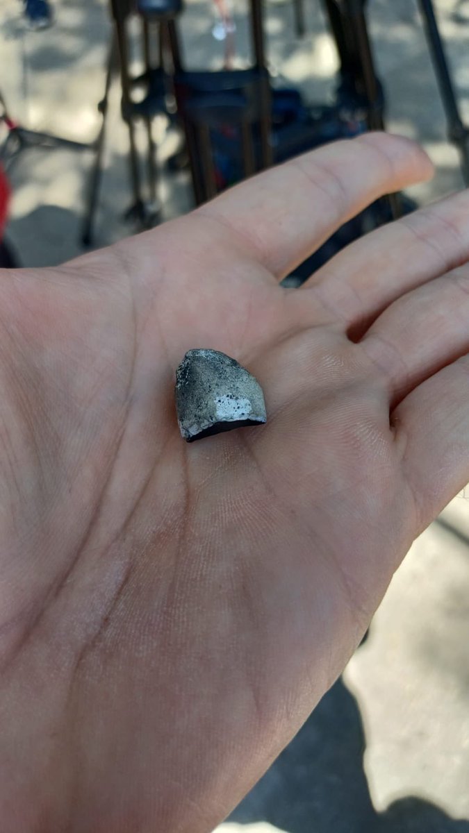 mediotiempo's tweet photo. Agreden a reporteros con un barreno que fue lanzado previo a la conferencia de prensa de Chivas 

Esto provocó que parte de los medios de comunicación abandonarán la sala al no recibir disculpas del o los culpables de la situación https://t.co/kIVXixly71