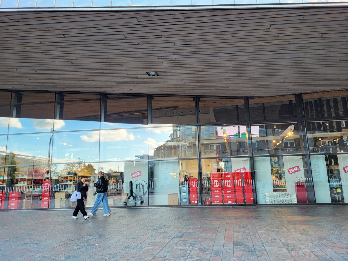 Dit is de zijkant van Rotterdam Centraal 🤮. Doe eens wat aan die etalage,  Relay.! Of #welstand #gemeenterotterdam Projektontwikkelaars of architekten die een gebouw met winkelpui neerzetten, bedoelen de uitstraling en veiligheid van etalages, niet van rommelhok of magazijn.