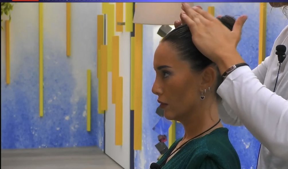 EEMTSUJMAI's tweet photo. STASERA HA DECISO DI FAR TREMARE IL CULO A TUTTIII 🔥🔥🔥
#Jessica #grandefratello #jeglio https://t.co/iTameCF7AR