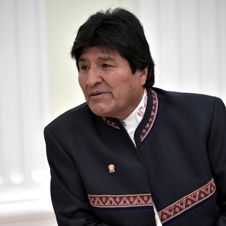 UHN_Plus's tweet photo. 🇧🇴 | ÚLTIMA HORA

La Fiscalía de Bolivia ha emitido una orden de captura contra el ex presidente socialista Evo Morales, por graves acusaciones de trata y tráfico de personas. 

La denuncia proviene de una menor de 15 años, quien habría tenido una relación con Morales, resultando en un embarazo. 

Los documentos filtrados de la Fiscalía de Tarija revelan detalles estremecedores, señalando que Morales utilizaba su influencia para organizar una "guardia juvenil" con adolescentes de entre 14 y 15 años, aprovechándose de su vulnerabilidad para obtener beneficios políticos y personales.

Este escándalo ha desatado una fuerte repercusión en Bolivia e internacionalmente, poniendo en evidencia una posible red de abuso bajo el liderazgo de Morales durante su mandato. El impacto de estas acusaciones trasciende las fronteras bolivianas, provocando un intenso debate sobre los derechos humanos y el abuso de poder.