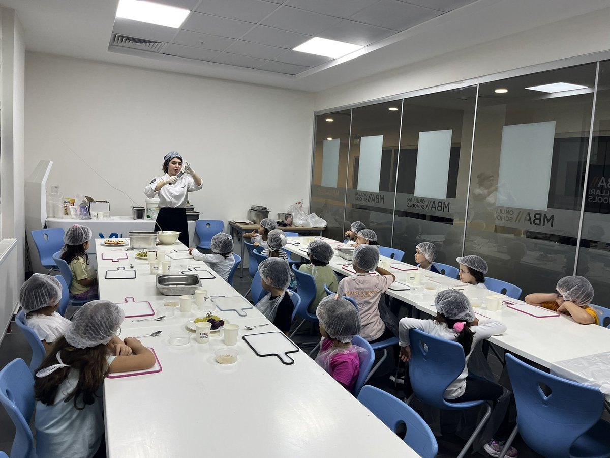 MerveSARIYILDZ's tweet photo. Gastronomi dersimiz 🧑‍🍳 👩‍🍳 
@eebruoruc @FundaOZTOPRAK76 @duyguozkankilic @ozkanay_ @aligundogdu44 @ayfer_bati  @mbaokullari   @perifilo @duyguozkankilic @DeryaOzkanYavuz @ersankurall https://t.co/F6EqzeWf5F
