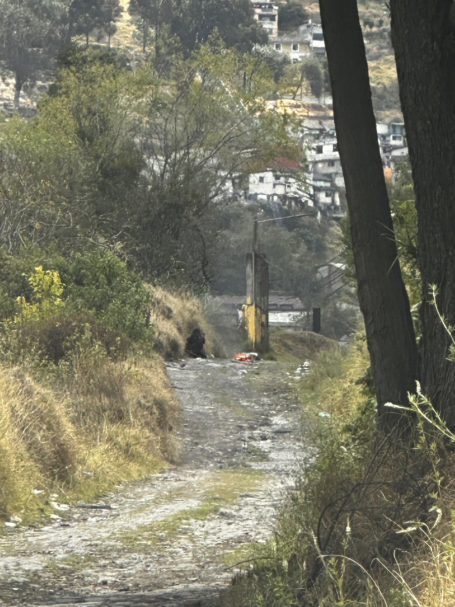 TertuliayMister's tweet photo. Habitante de calle quemando en el ingreso de la quebrada de Molinos El Censo @BomberosQuito @pabelml @PoliciaEcuador mano dura con esas personas !!!! https://t.co/IfV9tcoHKq