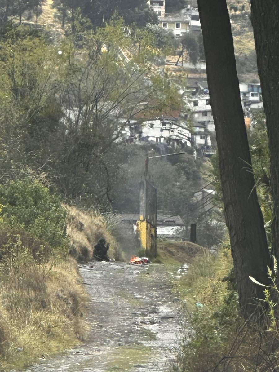 TertuliayMister's tweet photo. Habitante de calle quemando en el ingreso de la quebrada de Molinos El Censo @BomberosQuito @pabelml @PoliciaEcuador mano dura con esas personas !!!! https://t.co/IfV9tcoHKq