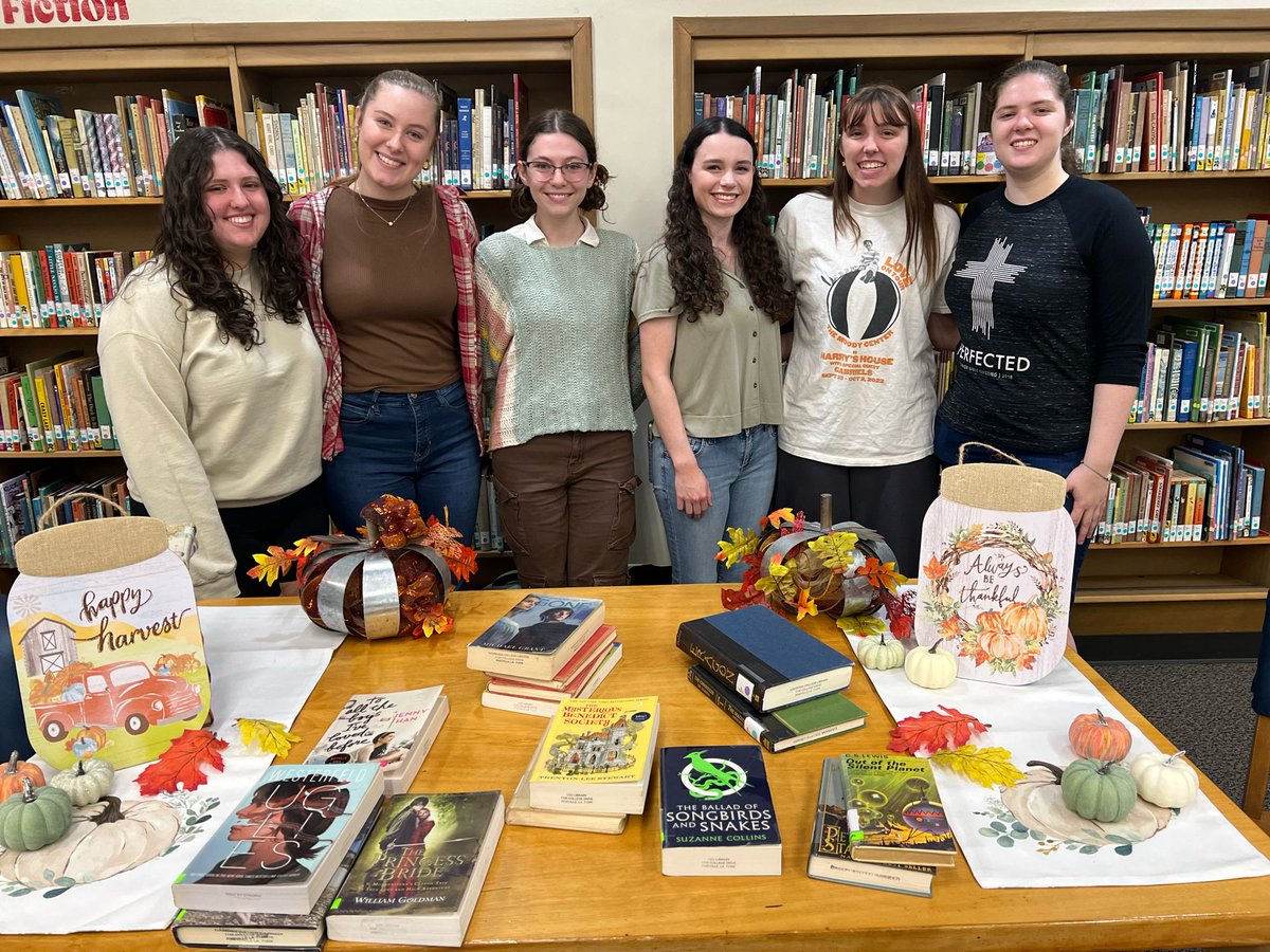 Library_LC's tweet image. Sigma Tau Delta and The Inklings held “Fall in Love with a Book” Cultural Credit today in the library and it was a hit!