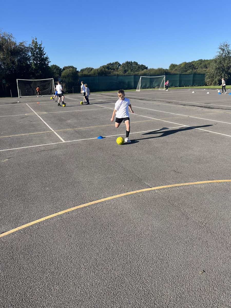 A carousel of football activities for <a href="/BG_Foxes/">Foxes @ Burton Green Primary</a> this morning ⚽️ They worked on striking the ball, defending the goal and assisting a teammate #BGSport