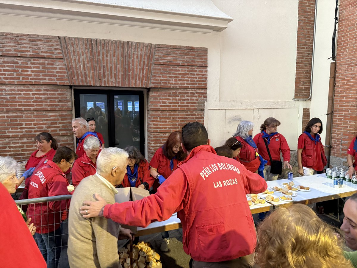 angelalvarez's tweet photo. Otro gran clásico de los @BolingasLRZ compartiendo un pincho de tortilla con todos los roceños. 

Muchas gracias por seguir en la brecha otro año más y coged fuerzas para el fin de semana

¡Seguimos de fiestas en #LasRozas! https://t.co/LrSPXAEIKH