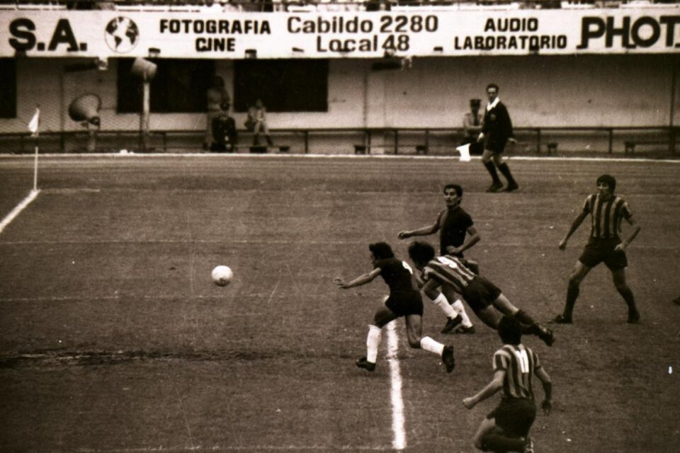 Hoy se cumple un nuevo aniversario del debut en la 1ª de Rosario Central 🟨🟦🟨 del gran Aldo Pedro Poy, autor de uno de los goles más festejados y recreados en la historia: su célebre palomita vs. Newell's.

📸 El Gráfico
