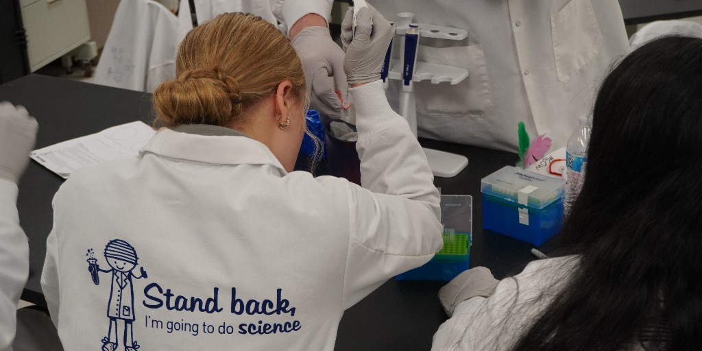 SanfordPROMISE's tweet photo. Students from Oldham-Romona-Rutland High School spent the other day in the PROMISE lab, learning about genotypes, phenotypes &amp; analyzing their DNA! 🧬

Thanks to the de la Puente lab for a tumor-modeling session too! 🔬💻

#STEM #FutureScientists #ScienceEducation #LabExperience https://t.co/WGG54k2RFp