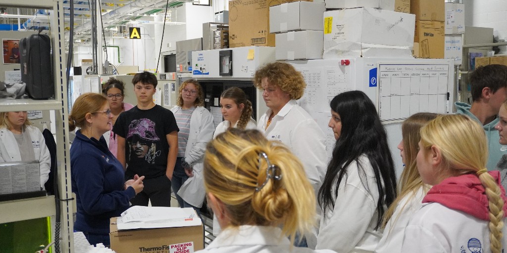 SanfordPROMISE's tweet photo. Students from Oldham-Romona-Rutland High School spent the other day in the PROMISE lab, learning about genotypes, phenotypes &amp; analyzing their DNA! 🧬

Thanks to the de la Puente lab for a tumor-modeling session too! 🔬💻

#STEM #FutureScientists #ScienceEducation #LabExperience https://t.co/WGG54k2RFp