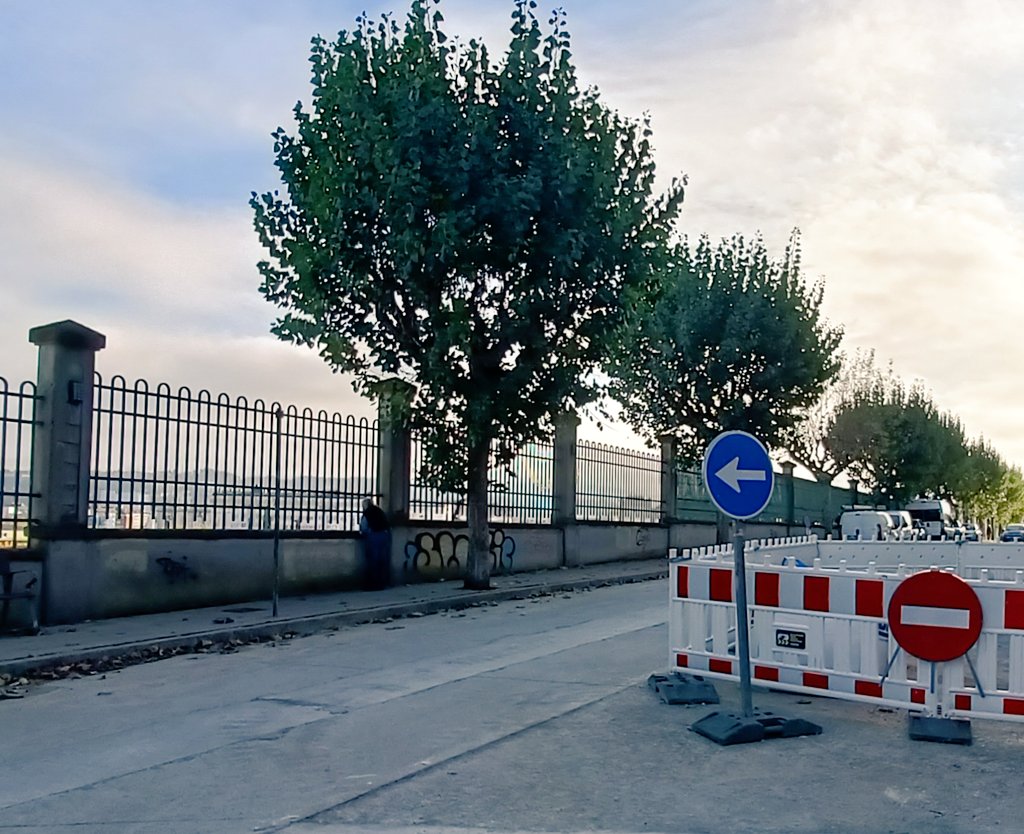 BlogBusurbano's tweet image. Tal como están ambas señales,
no parecen ofrecer duda alguna...

Flechita para la izquierda y, al lado, un "prohibido complementario". Aparte de que ya no es muy "operativo" meterse por ahí cuando se presume que vehículos varios (y la #Lín11) saldrán por ese hueco.