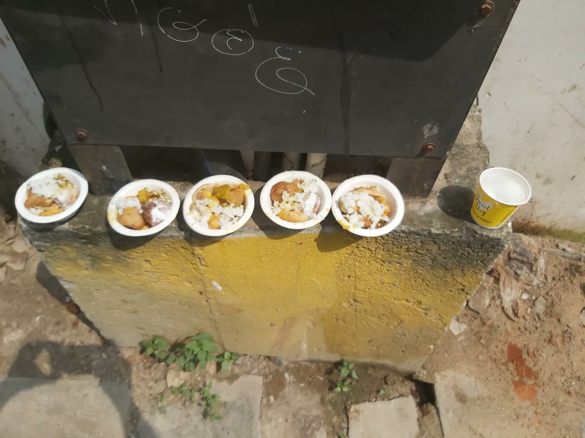 TraditionalVar1's tweet image. 16 दिनों तक चलने वाले महापर्व #पितृपक्ष को काशी वासियों ने बड़े ही अद्भुत तरीके से मनाया।
लाखों को संख्या में हजारों ब्राह्मणों के निर्देशानुसार 3.10.2024 को पितृपक्ष का महालया पर्व पूर्ण हुआ।
कहीं #पंचबलि तो कहीं क्षौर कर्म कराते लोग भी दिखे, ऐसा अनूठा रहा हमारे काशी का पितृपक्ष