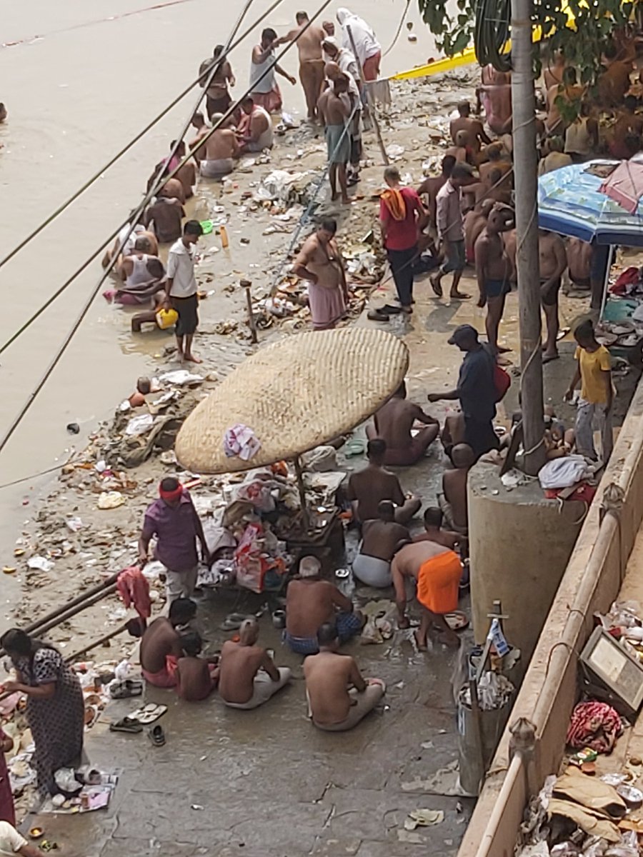 TraditionalVar1's tweet image. 16 दिनों तक चलने वाले महापर्व #पितृपक्ष को काशी वासियों ने बड़े ही अद्भुत तरीके से मनाया।
लाखों को संख्या में हजारों ब्राह्मणों के निर्देशानुसार 3.10.2024 को पितृपक्ष का महालया पर्व पूर्ण हुआ।
कहीं #पंचबलि तो कहीं क्षौर कर्म कराते लोग भी दिखे, ऐसा अनूठा रहा हमारे काशी का पितृपक्ष