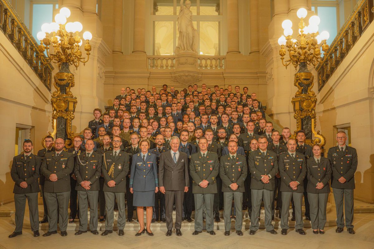🫡 Le Roi reçoit les officiers-élèves de @RMA_KMS_ERM qui sont commissionnés au grade de sous-lieutenant ou enseigne de vaisseau de 2e classe au Palais royal. Bravo !