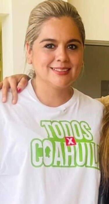 k911noticias's tweet photo. S.O.S: Se Hunde el Barco del Ayuntamiento de Piedras Negras y Comienza el Abandono de Puestos

Piedras Negras, Coahuila - La administración municipal encabezada por la alcaldesa Norma Treviño enfrenta una crisis de confianza y estabilidad, evidenciada por el creciente abandono de puestos en el ayuntamiento. Empleados de la actual gestión han comenzado a reacomodarse, anticipándose a la llegada de la nueva administración que asumirá el cargo el 1 de enero, liderada por el alcalde electo Jacobo Rodríguez.

El Sistema Municipal de Aguas y Saneamiento (SIMAS) ha sido uno de los principales focos de este éxodo. Las empleadas afines a la administración, Ashanty Ballesteros, quien se desempeñaba en un puesto administrativo en SIMAS, ha sido nombrada administradora del Hospital Salvador Chavarria, un movimiento que fue hecho a espaldas de la alcaldesa Treviño. Asimismo, Norma Cristina Garza Sánchez ya ha asumido el cargo de titular de Recursos Humanos en el mismo hospital.

Con el final de la administración actual a la vista, muchos empleados están buscando asegurarse nuevos puestos en el ámbito estatal, ante la incertidumbre de no ser parte del nuevo equipo que tomará las riendas del municipio. Este reacomodo refleja la preocupación entre los trabajadores sobre su futuro laboral y la dirección que tomará la administración de Rodríguez.

Por lo pronto, Ashanty Ballesteros y Norma Cristina Garza Sánchez ya han abandonado el barco y han encontrado nuevo refugio laboral en el Hospital Salvador Chavarria.

La situación en Piedras Negras plantea un panorama incierto, donde el abandono de puestos y la búsqueda de nuevas oportunidades se convierten en la norma, mientras la administración de Norma Treviño se aproxima a su cierre. La pregunta que queda en el aire es: ¿quién más dejará el barco antes de que se hunda por completo?