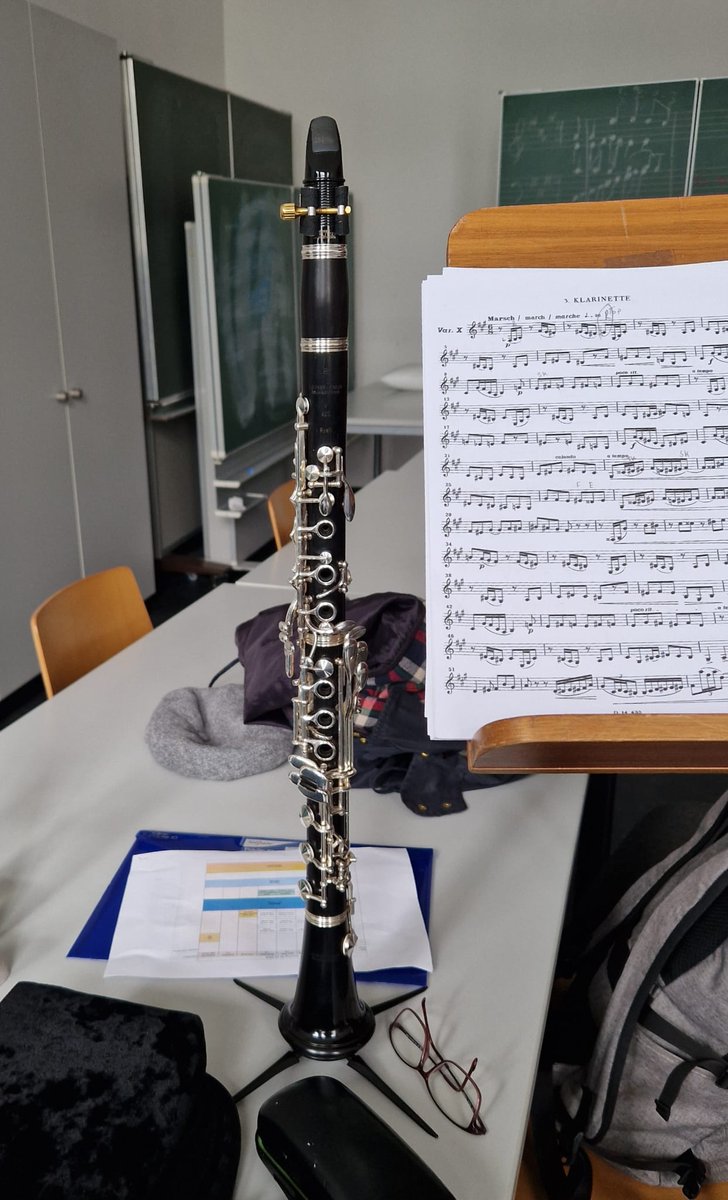 SheffClariEns's tweet photo. Message from Sue: 'Warming up with my Leitner &amp; Kraus clarinet at the HFK Bremen ready for the norddeutsche klarinettentage to start at 14h30 today! Gleich geht's los! 🎶🤩✨'
Now she is at the Welcome Meet and Greet with Jonathan Jehle, the organiser of the world record event! https://t.co/XoJSa3q89g
