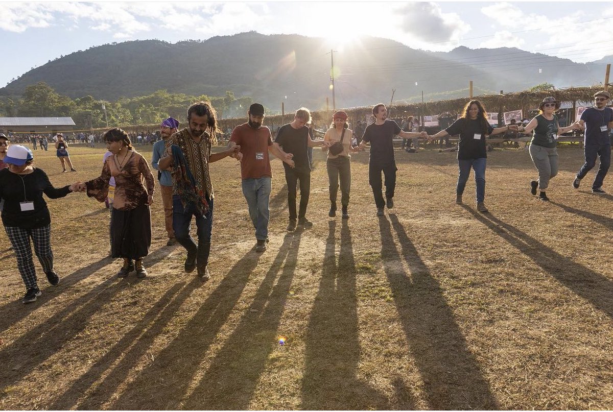 Belengazek1's tweet photo. 📍Meksika/Lacandona🇲🇽
 
1 Ocak 2024’te Lacandona Ormanı’nda Kürt aktivistlerinde katıldığı Zapatista ayaklanmasının 30. yıldönümü kutlamasında gerçekleştirilen Kürt geleneksel dansı. https://t.co/S0lyCMMijg