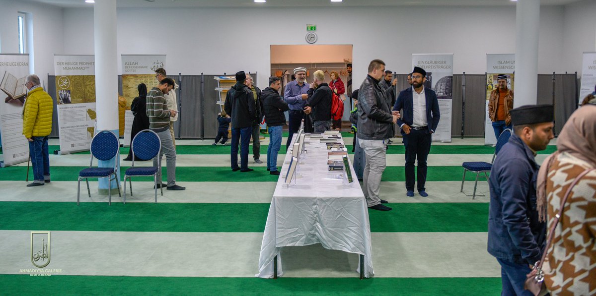 SamiMoschee's tweet photo. Gäste erfahren am #TagderDeutschenEinheit in der Sami Moschee in #Hannover über die Ahmadiyya Muslim Jamaat und ihren Begründer, Hadhrat Mirza Ghulam Ahmad (as), der Verheißene Messias und Imam Mahdi. #MoscheeErleben #TagDerOffenenMoschee https://t.co/sqoOr4cAoX