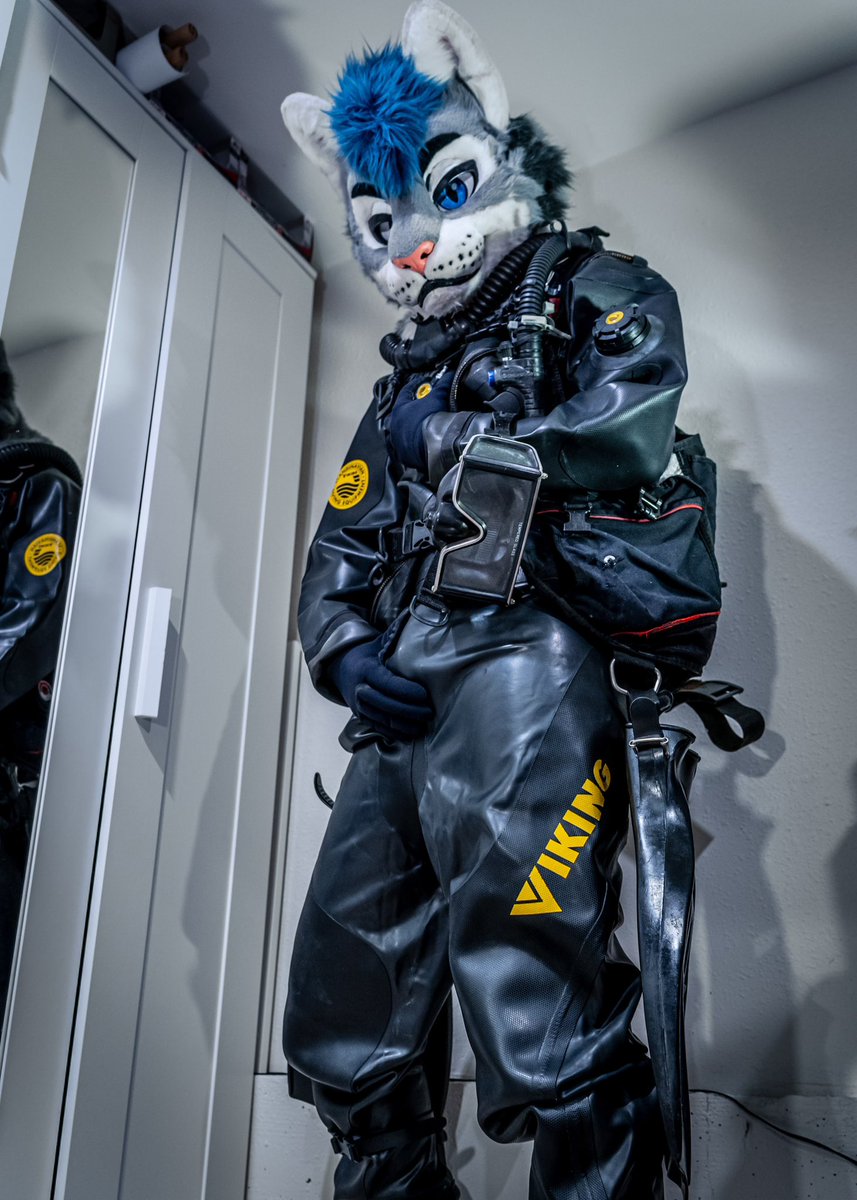 Right hand is a little occupied 😼

📸 <a href="/Starburst_Shark/">Starburst Shark🦈 ➤ FC</a>