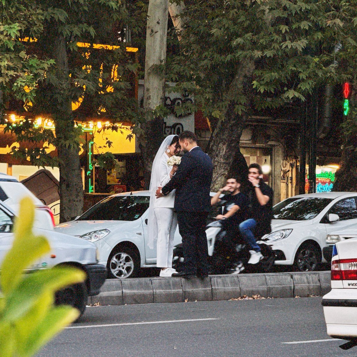 Themohili's tweet image. میشه اون دوتا پسر که رو موتور دارن کِل میکشن و پیدا کنید برام؟ 🥹😂